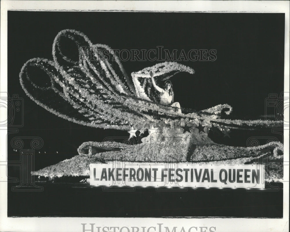 1975 Press Photo Lake Front Festival Queen Water Parade - RRW55161 - Historic Images