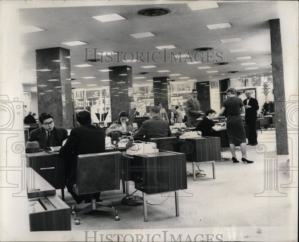 1960 Press Photo New Savers Receive Assistance - RRW55287 - Historic Images