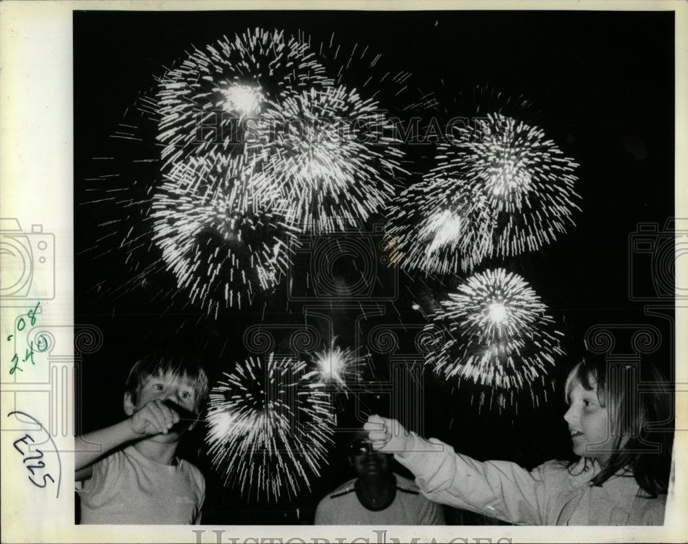 1985 Press Photo Fireworks Over Lake Michigan Chicago - RRW55293 - Historic Images