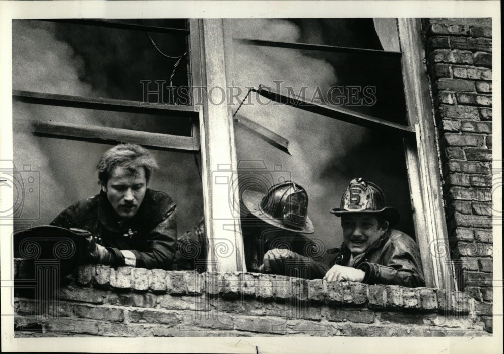 1979 Press Photo Fireman At Apartment Fire Chicago - RRW55325 - Historic Images