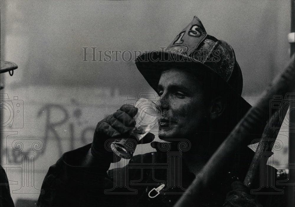 1974 Press Photo weary fireman drink water blaze battle - RRW55329 - Historic Images