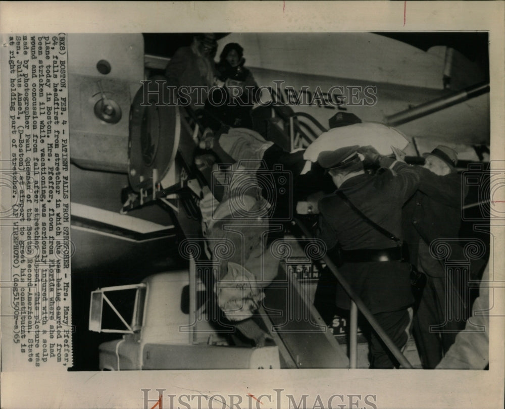 1965 Press Photo Pfeffer falls stretcher plane Boston - RRW55335 - Historic Images