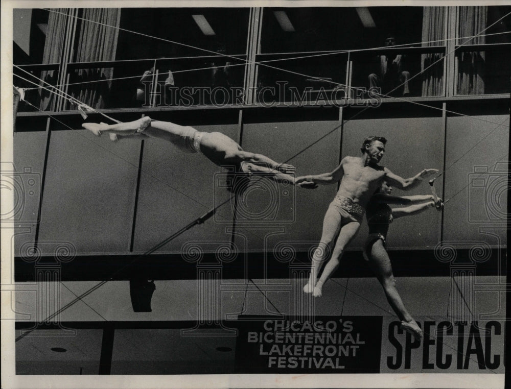 1975 Press Photo Lakefront Festival Aerialists Performs - RRW55341 - Historic Images