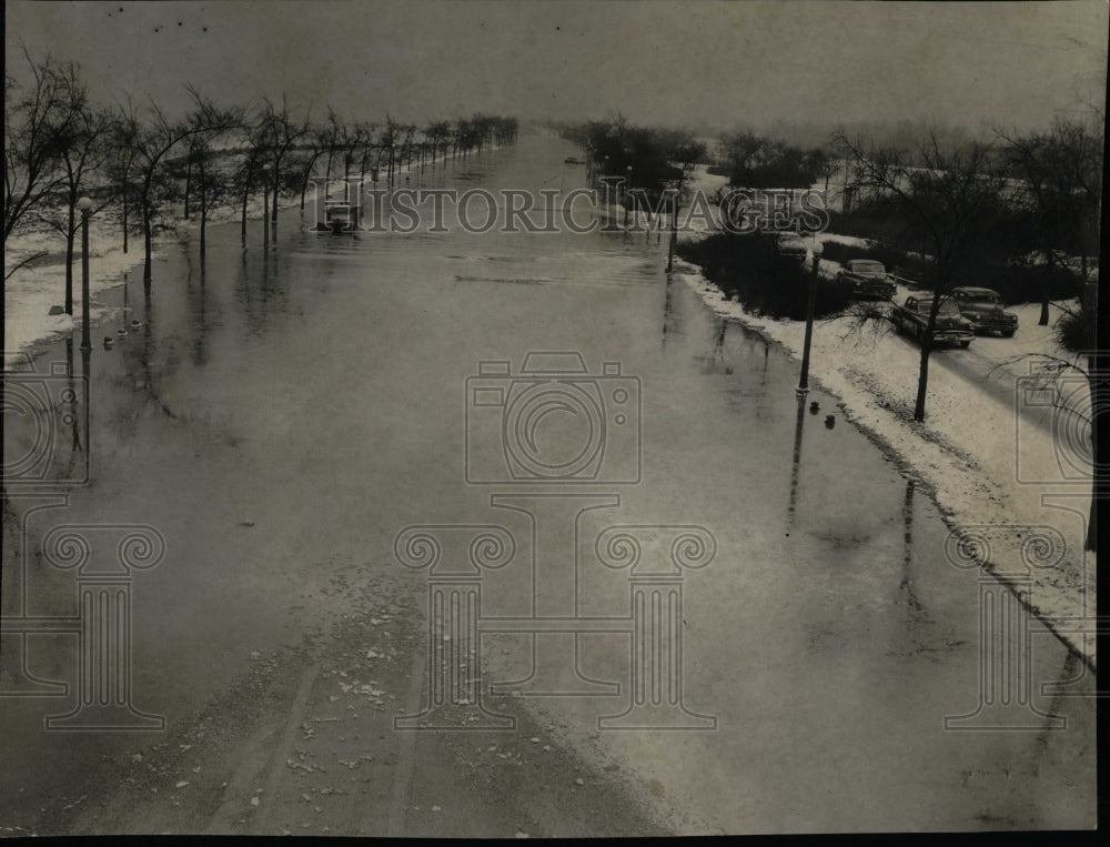 1952 Press Photo Melting Snow Floods Chicago Streets - RRW55353 - Historic Images