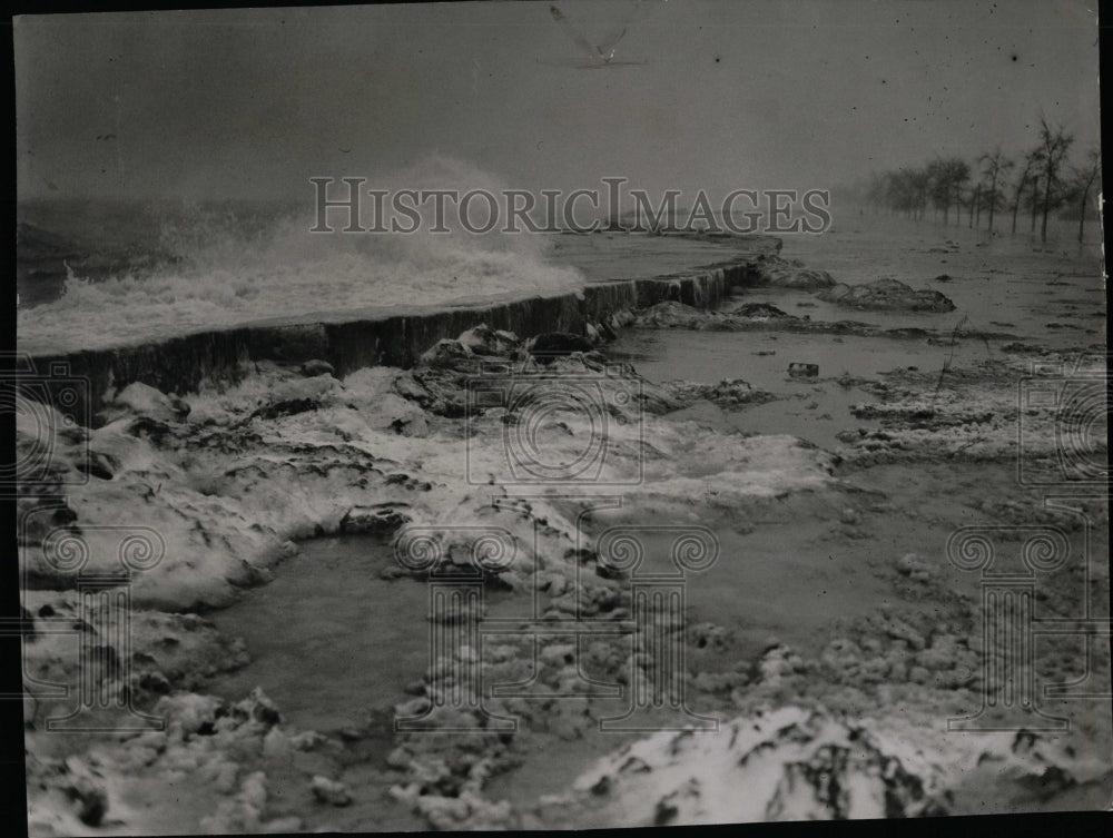 1952 Press Photo Waves Crashing Over Lake Shore Drive - RRW55369 - Historic Images