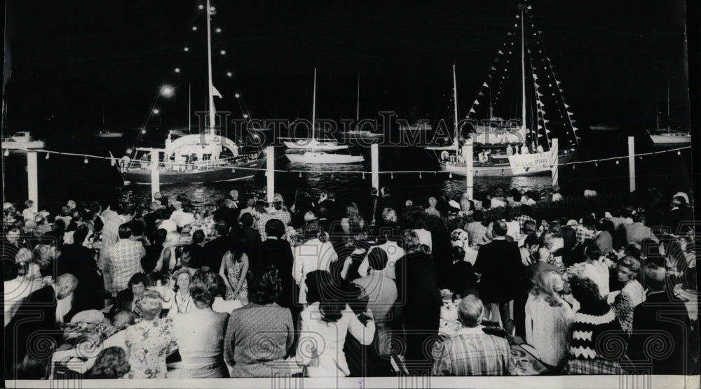 1995 Press Photo Scene Along Lakefront During Venetian - RRW55379 - Historic Images