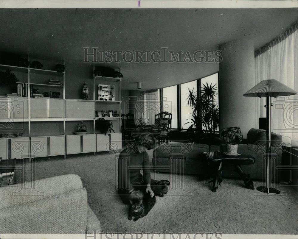 1975 Press Photo Goldboss Lake Point Tower cat tenant - RRW55405 - Historic Images