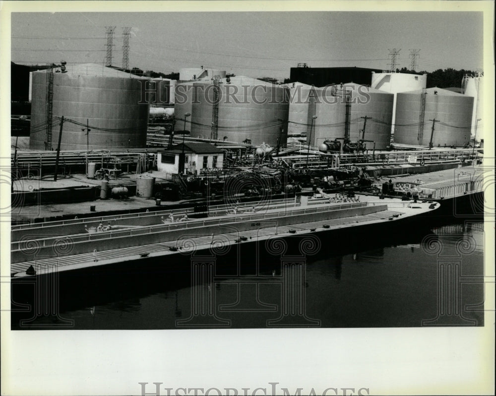 1984 Press Photo barges sit along bank waiting loaded - RRW55431 - Historic Images