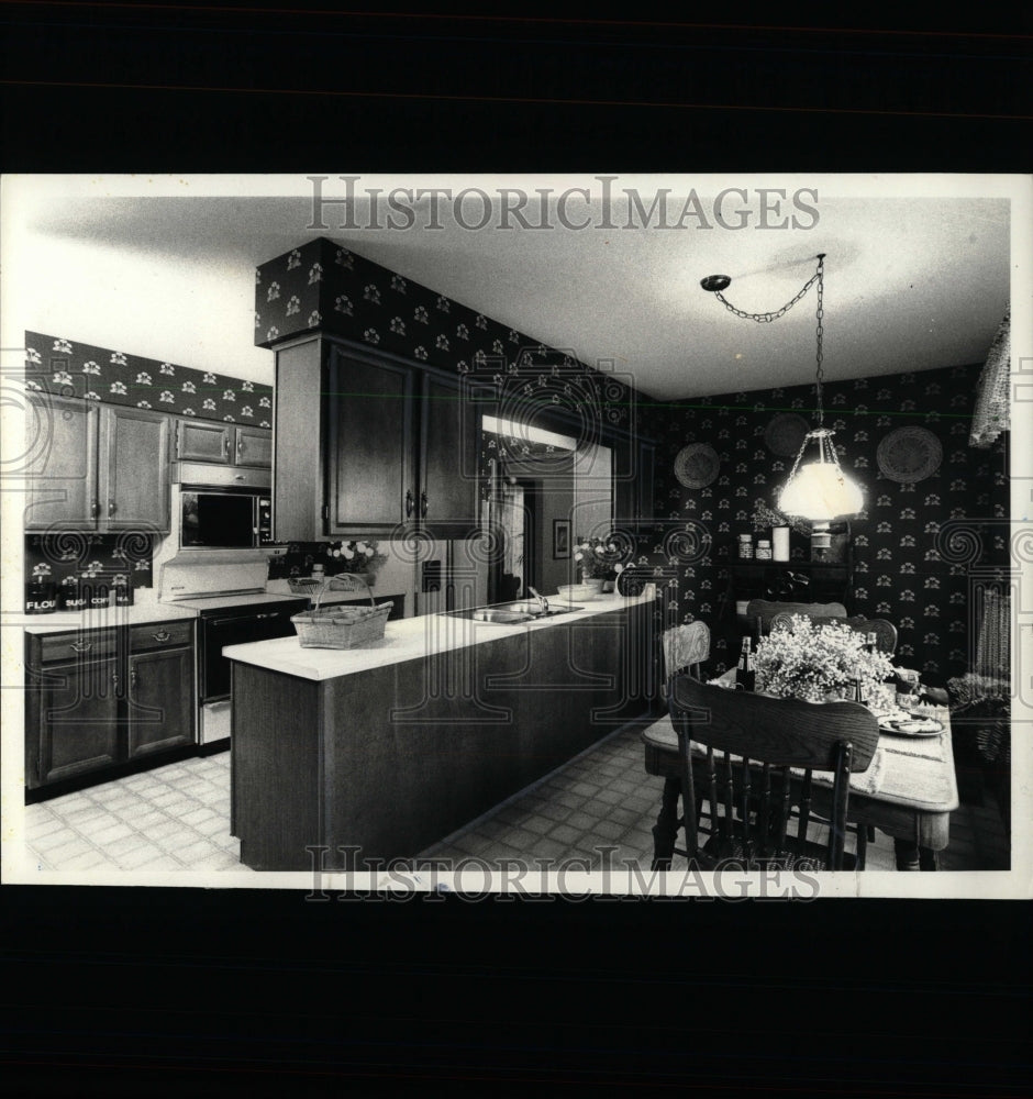 1986 Press Photo Breakfast Kitchen One Expensive Oak - RRW55473 - Historic Images