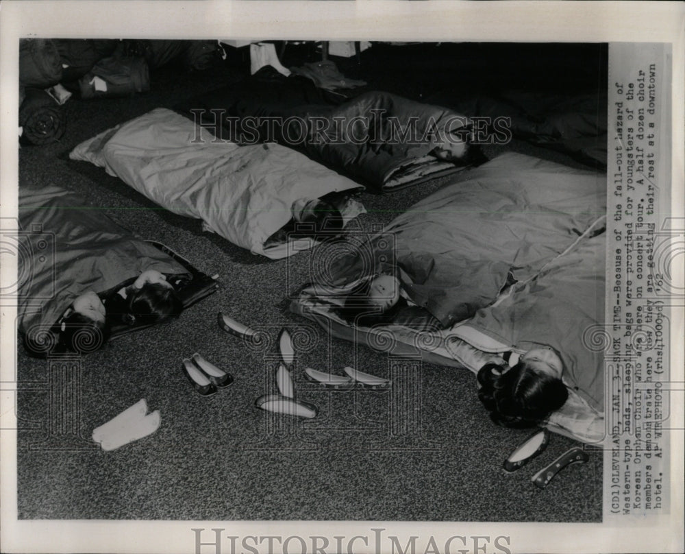 1962 Press Photo Korean Choir Orphan Time Sack Western - RRW55523 - Historic Images