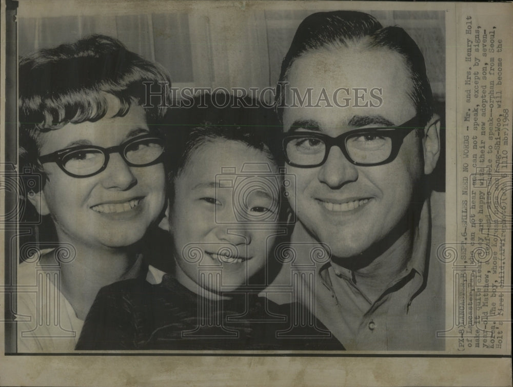 1968 Press Photo Mr Mrs Henry Holt Adopted Son Korea - RRW55593 - Historic Images