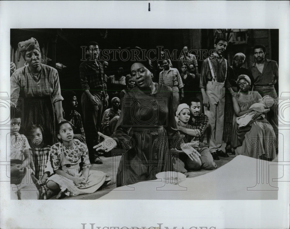 1977 Press Photo Opera Scene Porgy Bers Serena Saucer - RRW55705 - Historic Images