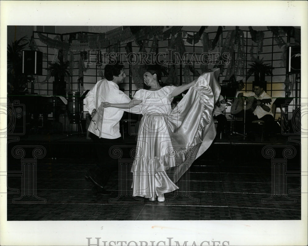 1994 Press Photo Rene Cordoza Silvia Mexican Dance Twir - RRW55801 - Historic Images