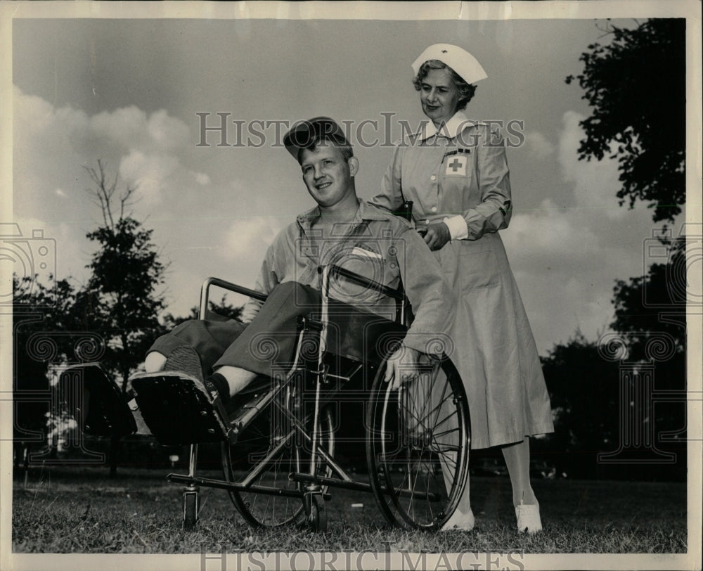 1949 Press Photo Red Cross Gray Lady &amp; Veteran - RRW55909 - Historic Images