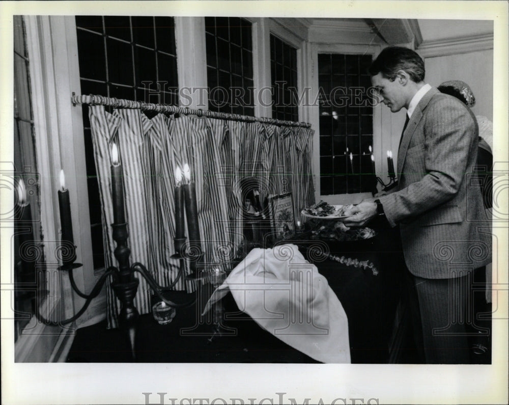 1990 Press Photo Tanya MacAllon kiddle cocktails Hank - RRW56053 - Historic Images