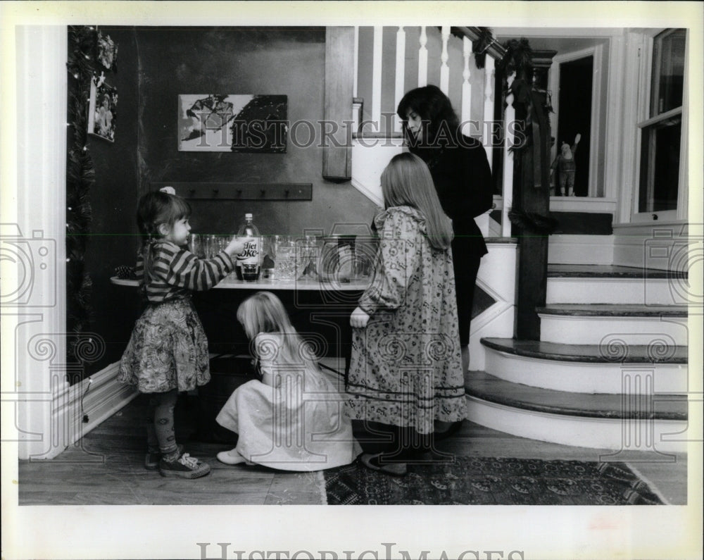 1990 Press Photo Tanya MacAloon Prepares Kiddie Cocktai - RRW56057 - Historic Images