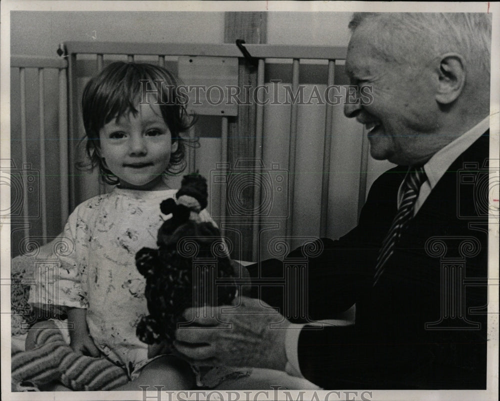 1968 Press Photo Gift For Kids - RRW56063 - Historic Images