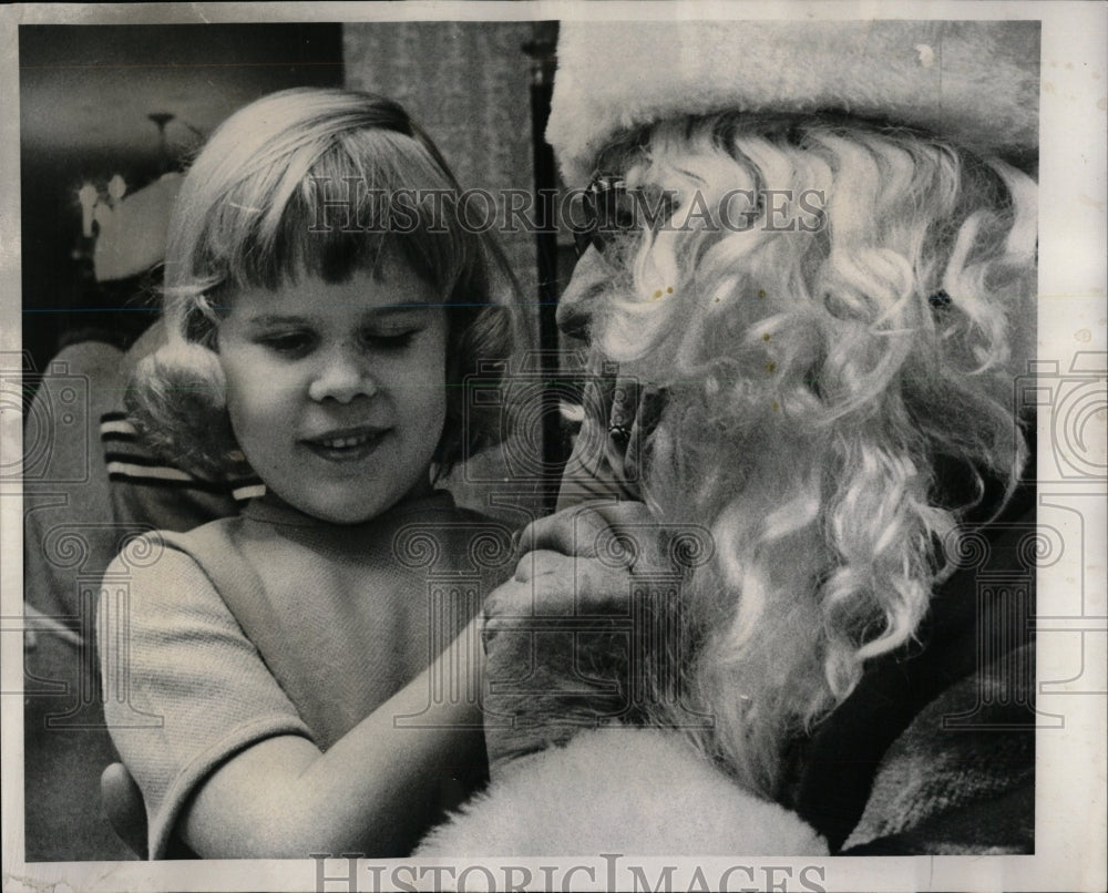 1968 Press Photo Lynn Hanney Meets Santa Claus - RRW56065 - Historic Images