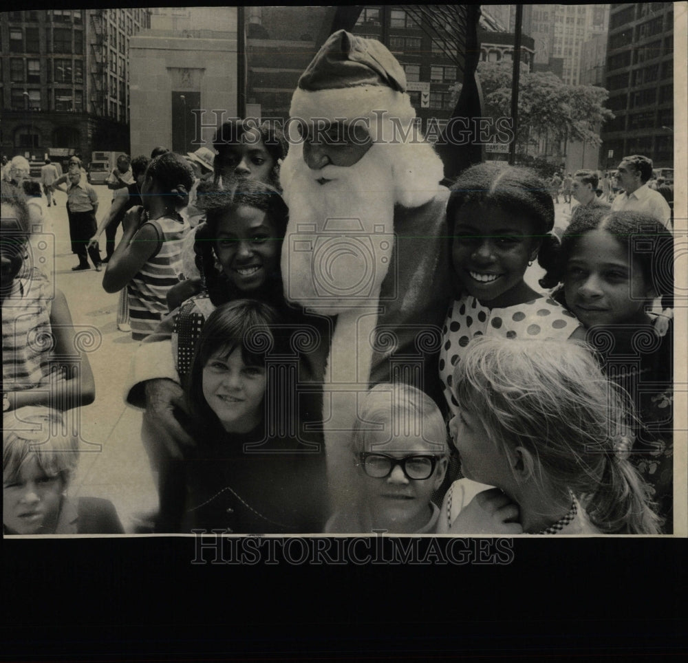 1973 Press Photo Children flock season visitor Franklin - RRW56067 - Historic Images