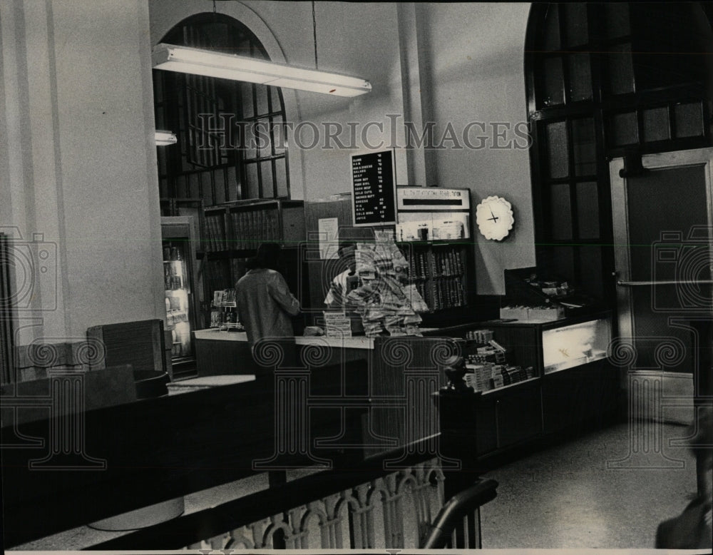 1973 Press Photo Candy and cigar stand - RRW56083 - Historic Images