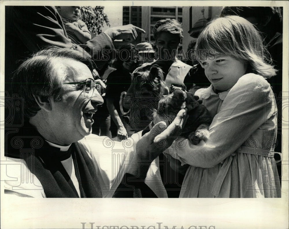 1985 Press Photo Rev George Hull St. Chrysostom&#39;s - RRW56151 - Historic Images