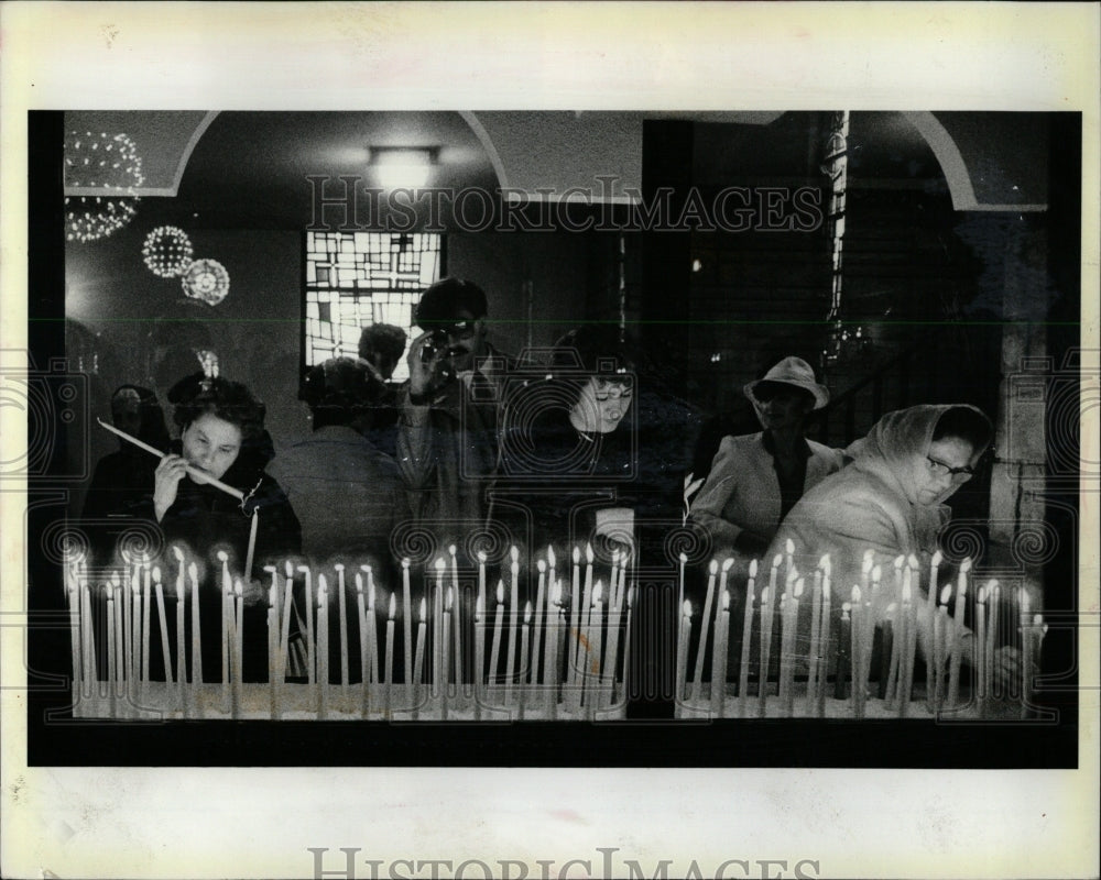 1983 Press Photo EASTERN ORTHODOX CHURCH LIGHT CANDLE - RRW56153 - Historic Images