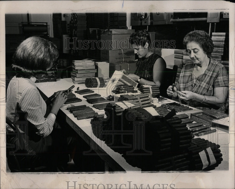 1954 Press Photo Cuban cigars - RRW56171 - Historic Images