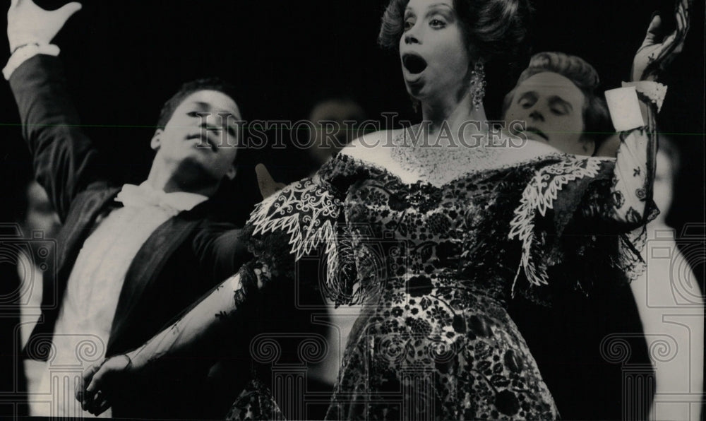 1986 Press Photo Lyric Opera &quot;The Merry Widow&quot; - RRW56365 - Historic Images