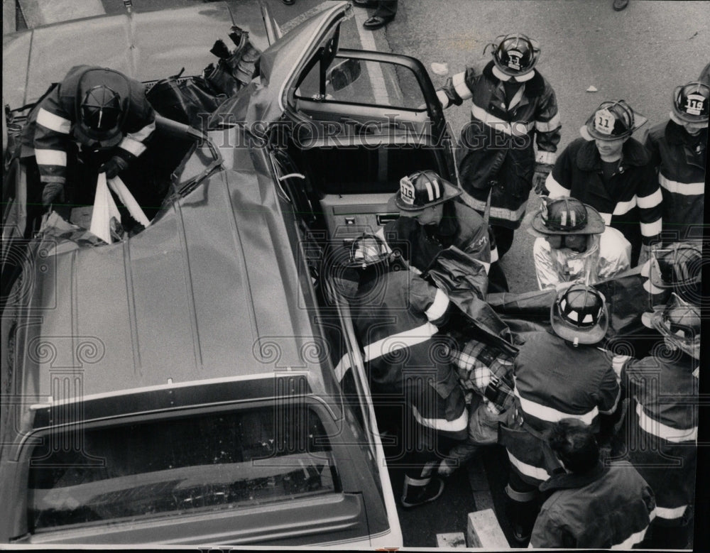 1990 Press Photo Chicago Firefighters Car Accident - RRW56387 - Historic Images