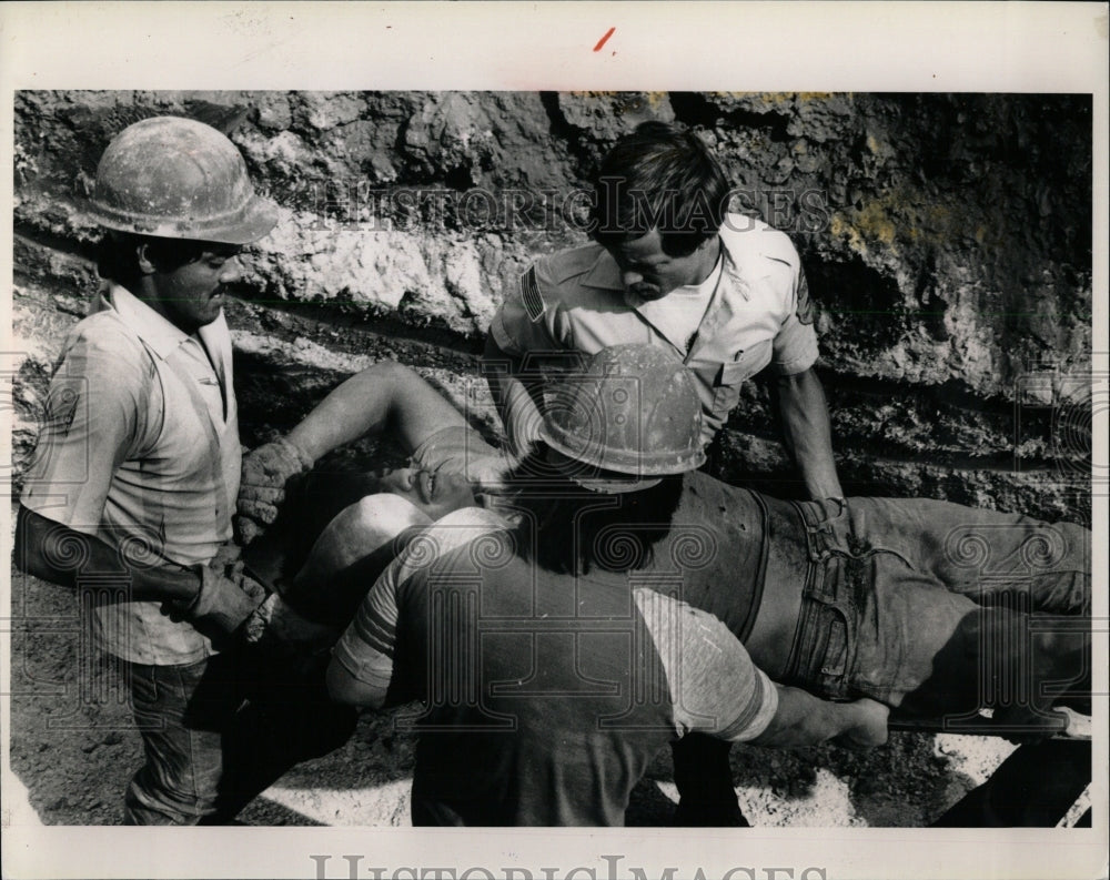 1988 Press Photo Construction workers trapped - RRW56405 - Historic Images