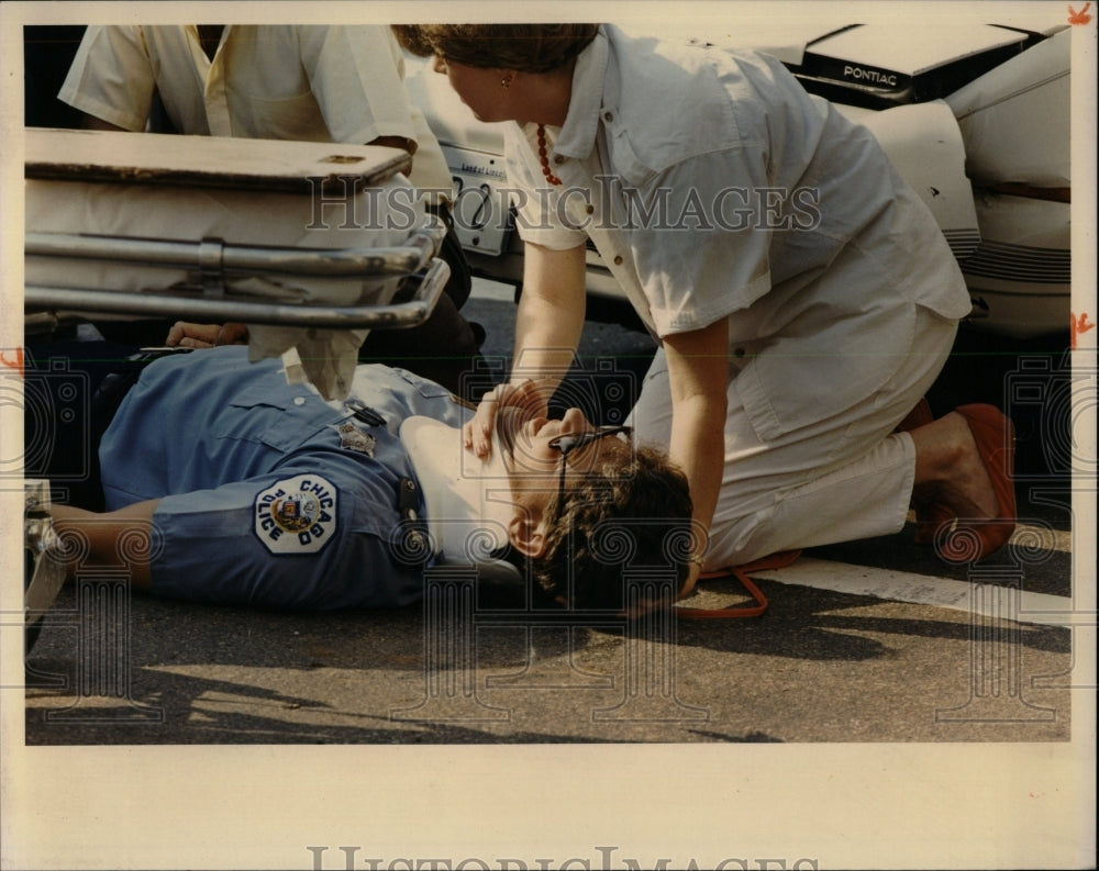 1988 Press Photo Officer Miles Klein hit by car - RRW56407 - Historic Images