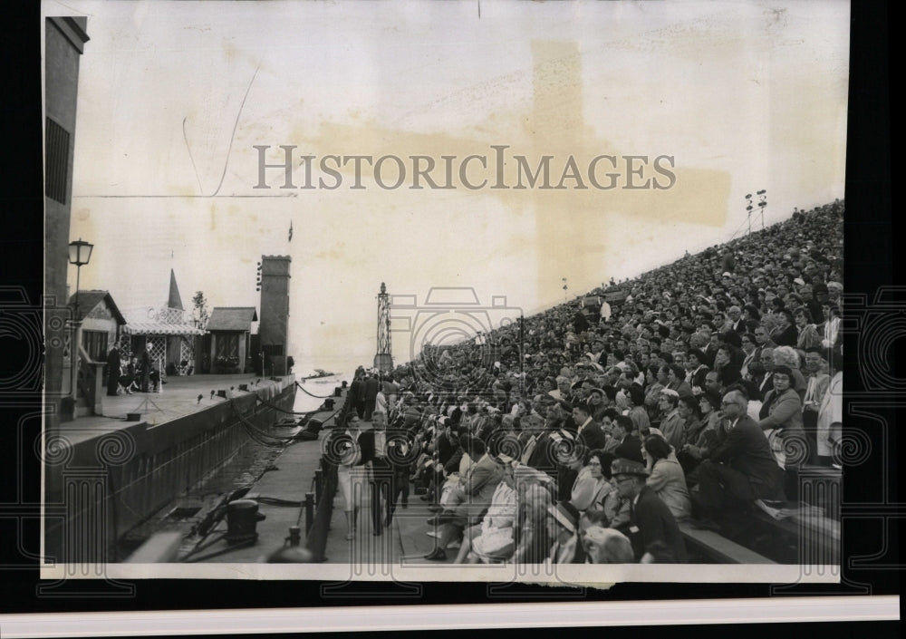 1960 Press Photo Crowds enjoy shows at Navy Pier show - RRW56441 - Historic Images