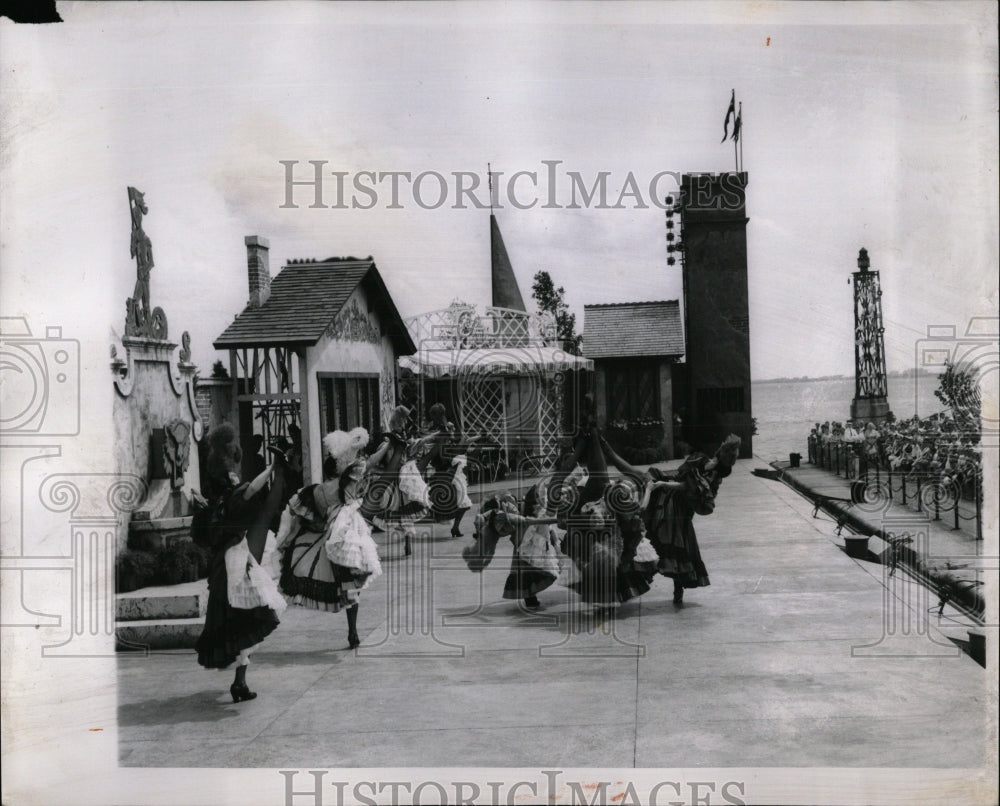 1960 Press Photo Can-Can Dancers entertaining crowds - RRW56459 - Historic Images