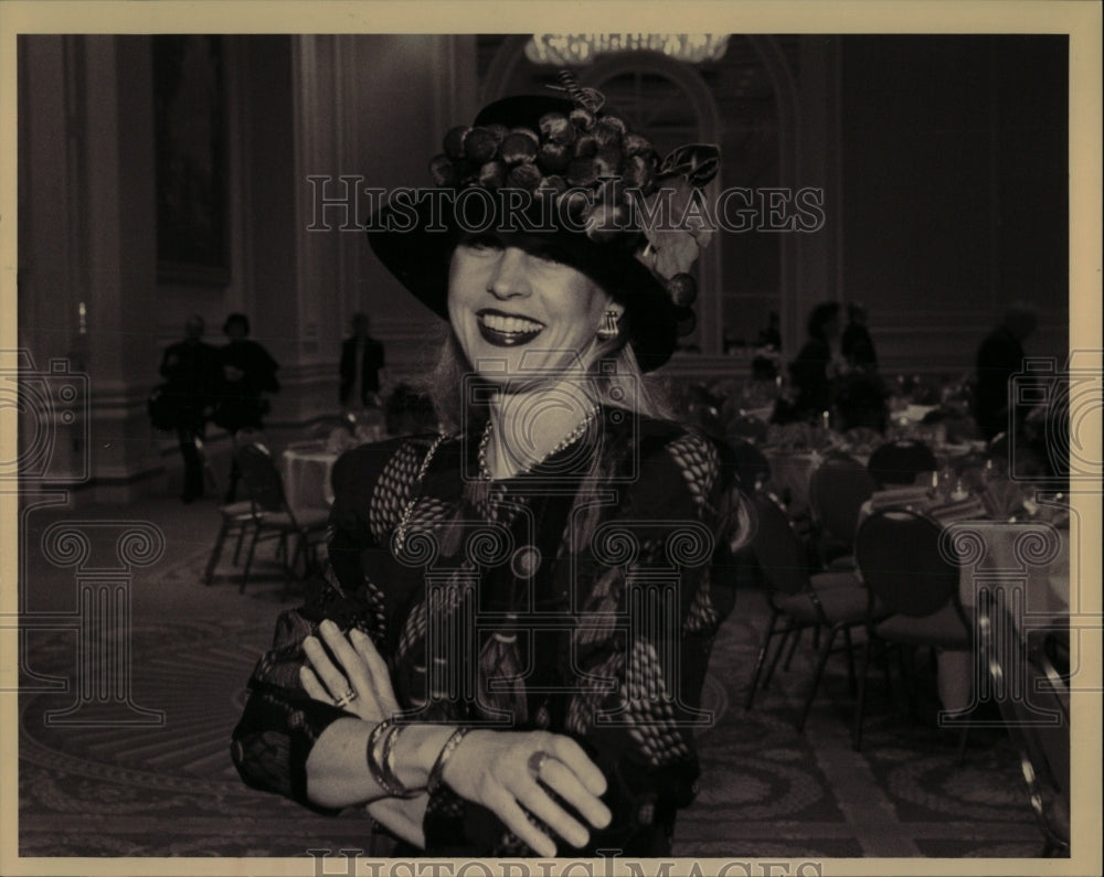 1994 Press Photo Annie Porter Stacy Porter Millinery - RRW56485 - Historic Images