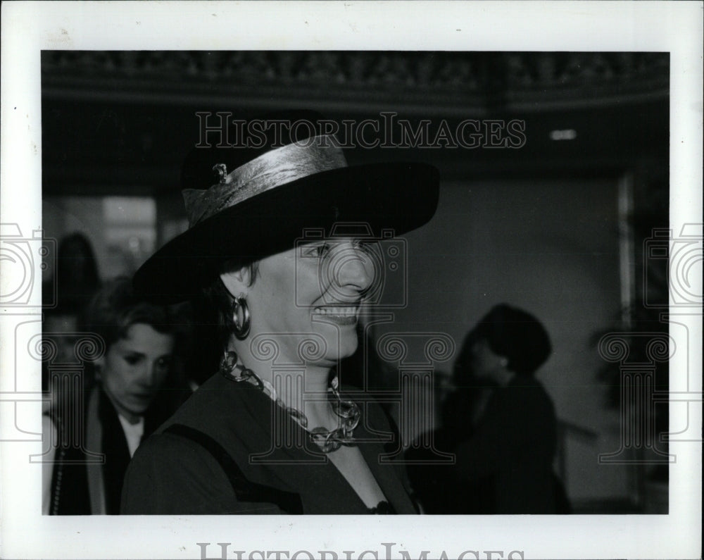 1994 Press Photo Barbara Willeumier Cannot Leave Hat - RRW56487 - Historic Images