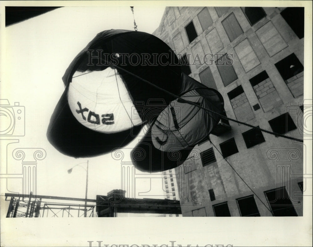 1985 Press Photo Giant Sox And Cubs Caps Rise - RRW56491 - Historic Images