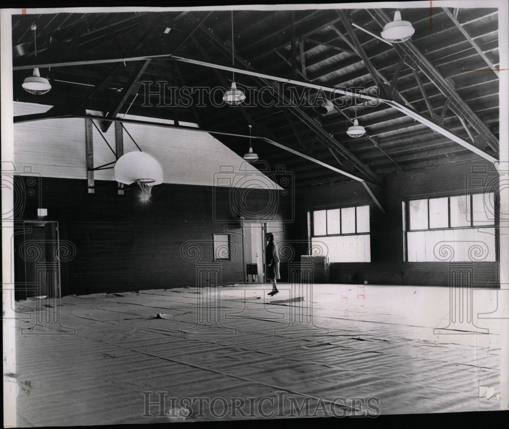 1963 Press Photo Jan Addams&#39; Center gym checked by dir. - RRW56497 - Historic Images