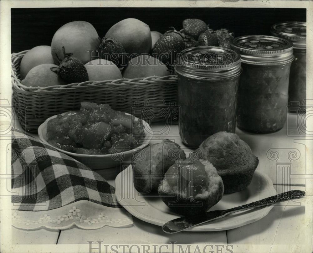 1982 Press Photo cooking breakfast - RRW56523 - Historic Images