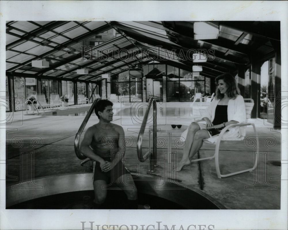 1989 Press Photo Iroquis Club Apartments Pool & Gym - RRW56555 - Historic Images