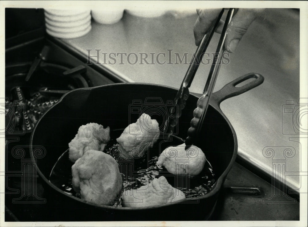 1981 Press Photo Chef Michael Gnoffo Prepare Sweet - RRW56559 - Historic Images