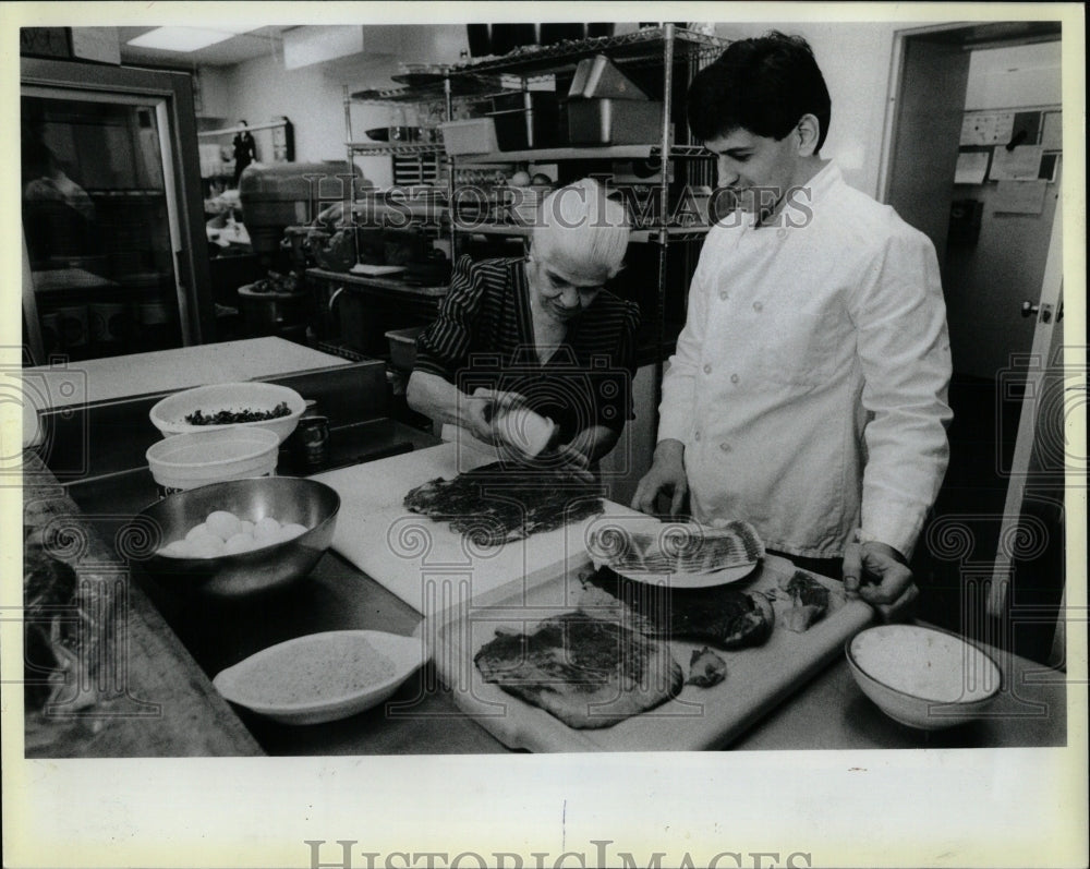 1984 Press Photo Silvio &amp; Virginia Pinto Make Bracciole - RRW56565 - Historic Images