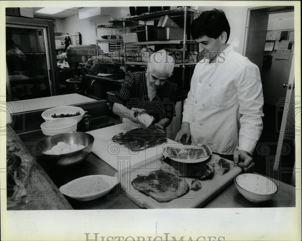1984 Press Photo Silvio & Virginia Pinto Make Bracciole - RRW56565 - Historic Images