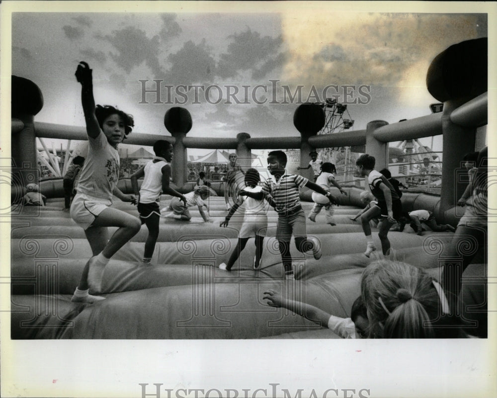 1983 Press Photo kids bouncing at Chicago County Fair - RRW56745 - Historic Images