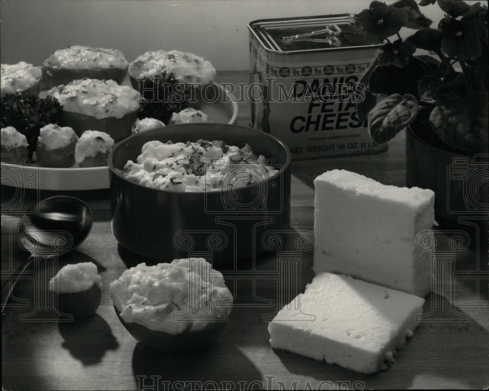 1986 Press Photo Feta-Cheese Broiled Tomatoes Garnish - RRW56797 - Historic Images
