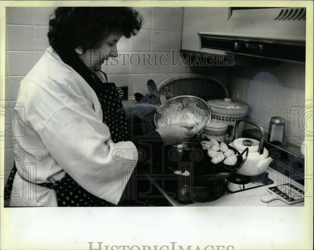 1987 Press Photo Lizanne Poppens Deep Fry Apple Slices - RRW56807 - Historic Images