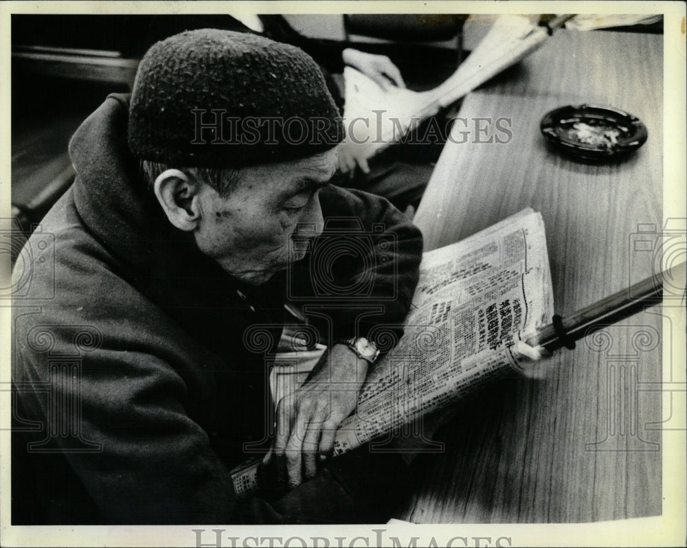 1983 Press Photo Man Chinatown Elderly Apartments - RRW56815 - Historic Images