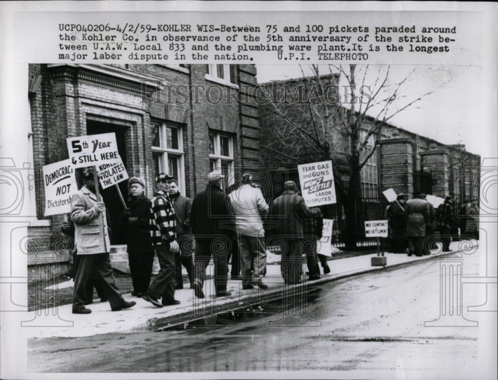 1959 Press Photo Pickets Parade Around Kohler Co. - RRW56885 - Historic Images