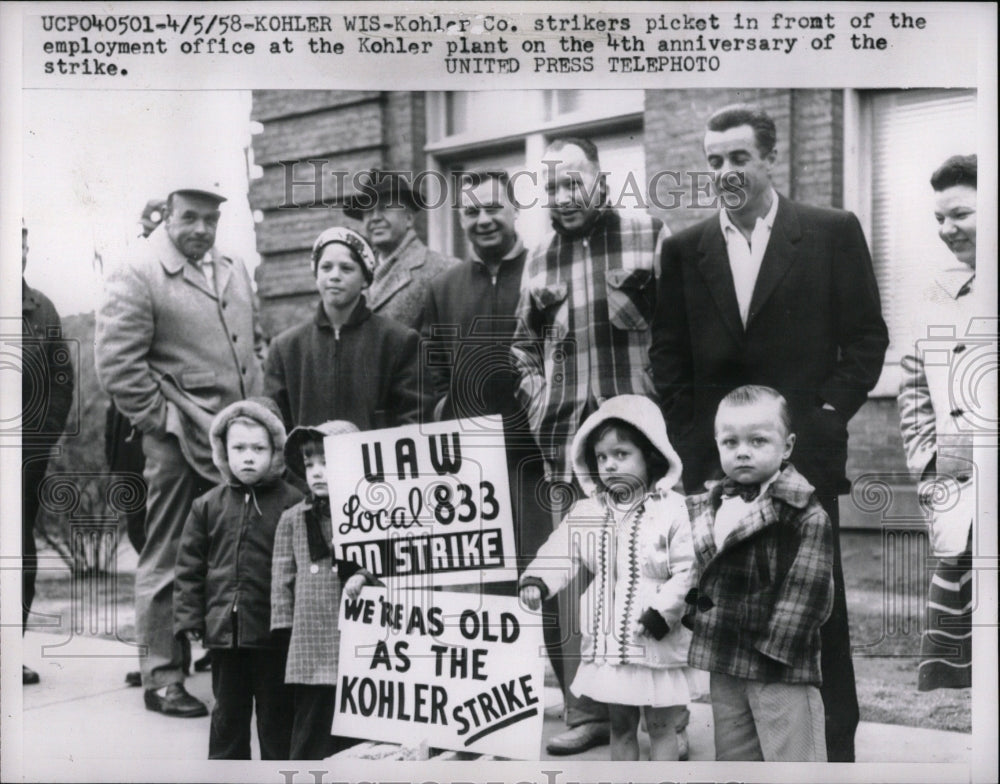 1958 Press Photo Kohler Co. Strikers Picket - RRW56887 - Historic Images