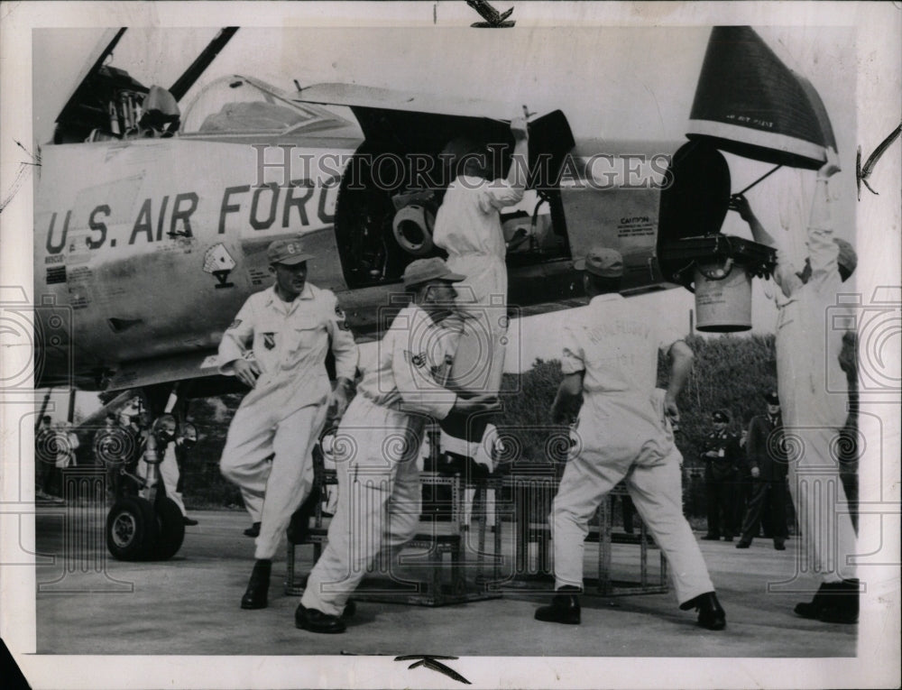 1962 Press Photo Air Force Crew RF-101 Reconnaissance - RRW57043 - Historic Images