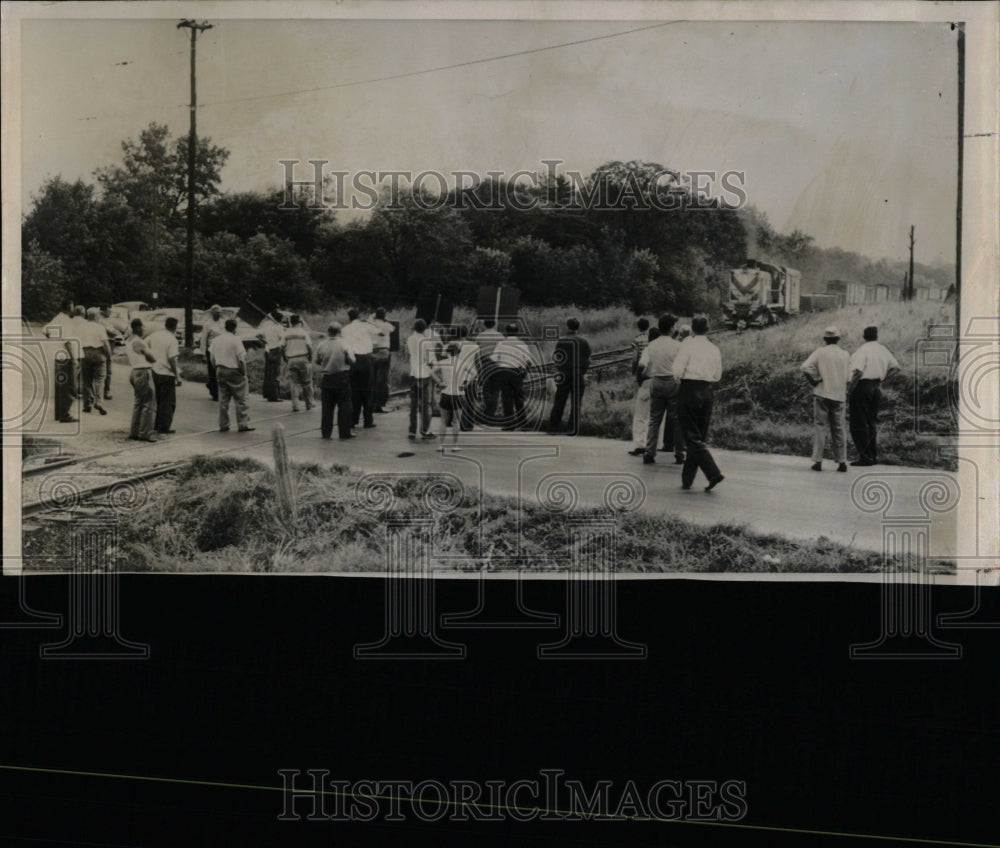 1955 Press Photo Kohler Co. Strikers - RRW57047 - Historic Images